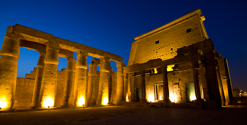 Luxor tempel in de avond
