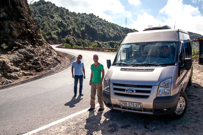 Onze gids Lo Chi Trung, Petra en de ruime bus onderweg.