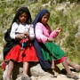 Meisjes spinnen garen, Taquile<br>Copyright J.H. Bouma & P.A. Jasperse