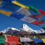 Gebedsvlaggen wapperen in de wind, Annapurna gebergte<br>Copyright J.H. Bouma & P.A. Jasperse