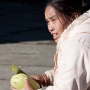Vrouw snijdt groenten in Tadapani<br>Copyright J.H. Bouma & P.A. Jasperse