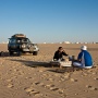 Jan & Saeed aan het ontbijt, witte woestijn<br>Copyright J.H. Bouma & P.A. Jasperse