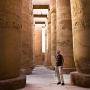 Jan bewondert de immense zuilen, Karnak<br>Copyright J.H. Bouma & P.A. Jasperse