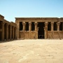 binnenhof van de tempel van Edfu<br>Copyright J.H. Bouma & P.A. Jasperse