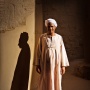 Man in het ochtendlicht, Karnak<br>Copyright J.H. Bouma & P.A. Jasperse