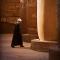 Man wandelt tussen de zuilen in de Karnak tempel<br>Copyright J.H. Bouma & P.A. Jasperse