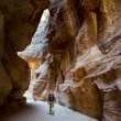 Jan wandelt door de Siq, de 1,2 kilometer lange nauwe toegangskloof naar Petra<br>Copyright J.H. Bouma & P.A. Jasperse