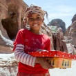Meisje verkoopt stenen in Petra<br>Copyright J.H. Bouma & P.A. Jasperse