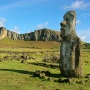 Moai met op de achtergrond de Rano Raraku vulkaan<br>Copyright J.H. Bouma & P.A. Jasperse